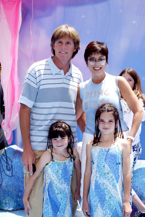 Bruce Jenner et Kris Jenner avec Kylie et Kendall à la première du film "Le monde de Némo" le 18 mai 2003