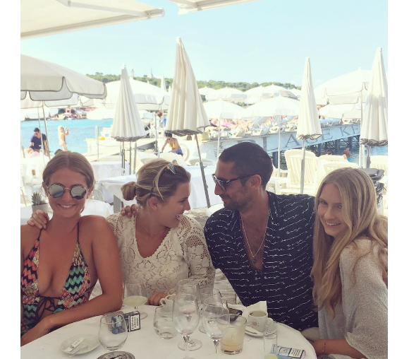 Millie Mackintosh a publié des photos de ses vacances dans le sud de la France avec sa copine Caggie Dunlop et son amoureux Hugo Taylor, sur sa page Instagram en août 2016