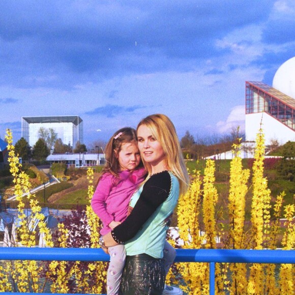 LAETICIA HALLYDAY AU FUTUROSCOPE AVEC SA SOEUR MARGAUX 31/03/2000