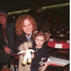 LAETICIA HALLYDAY ET SA SOEUR MARGAUX - PEOPLE - DEFILE DE MODE JEAN CHARLES DE CASTELBAJAC COLLECTIONS PRET A PORTER PRINTEMPS ETE 1998 A PARIS 18/10/1997