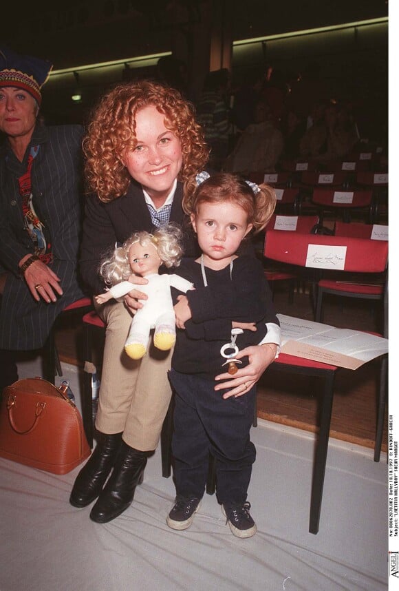 LAETICIA HALLYDAY ET SA SOEUR MARGAUX - PEOPLE - DEFILE DE MODE JEAN CHARLES DE CASTELBAJAC COLLECTIONS PRET A PORTER PRINTEMPS ETE 1998 A PARIS 18/10/1997