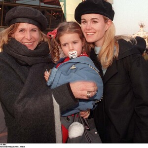LAETICIA HALLYDAY AVEC SA MERE FRANCOISE ET SA SOEUR MARGAUX A DISNEYLAND 23/11/1998
