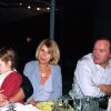 Laeticia Hallyday entourée de Johnny Hallyday, de sa mère Françoise, de sa soeur Margaux et de son père André, à Fréjus en août 1999