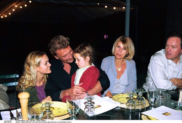 Laeticia Hallyday entourée de Johnny Hallyday, de sa mère Françoise, de sa soeur Margaux et de son père André, à Fréjus en août 1999