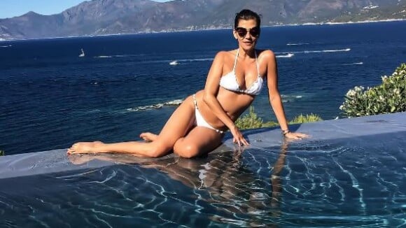 Cristina Cordula "jolie sirène" en bikini pendant ses vacances en Corse