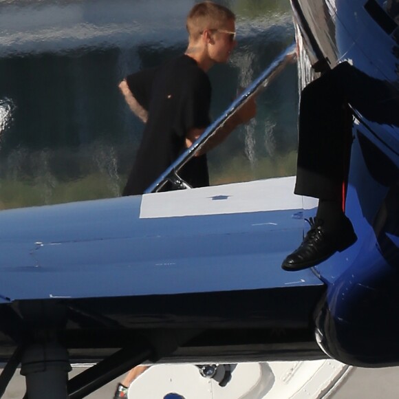 Justin Bieber et Sofia Richie montent ensemble dans un jet privé à Los Angeles. Ils se rendent auJapon. Le 10 août 2016