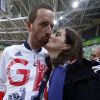 Bradley Wiggins avec sa femme Catherine après sa victoire dans la poursuite par équipe aux Jeux olympiques de Rio de Janeiro le 12 août 2016, sa cinquième médaille d'or. © Owen Humphreys/PA Wire/ABACAPRESS.COM