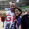 Bradley Wiggins avec sa femme Catherine après sa victoire dans la poursuite par équipe aux Jeux olympiques de Rio de Janeiro le 12 août 2016, sa cinquième médaille d'or. © Owen Humphreys/PA Wire/ABACAPRESS.COM