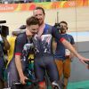 Bradley Wiggins avec Owain Doull après leur victoire dans la poursuite par équipe aux Jeux olympiques de Rio de Janeiro le 12 août 2016. © David Davies/PA Wire/ABACAPRESS.COM