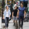 Jesse Metcalfe et sa compagne Cara Santana promènent leurs chiens dans le quartier de East Village à New York City, New York, Etats-Unis, le 8 août 2016.