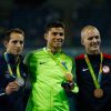 Renaud Lavillenie, Thiago Braz Da Silva et Sam Kendricks lors de la remise des médailles à Rio, le 16 août 2016