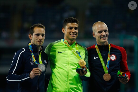 Renaud Lavillenie, Thiago Braz Da Silva et Sam Kendricks lors de la remise des médailles à Rio, le 16 août 2016