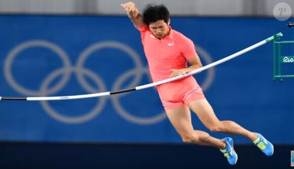 Hiroki Ogita lors de l'épreuve de saut à la perche, à Rio, août 2016. Capture vidéo Youtube