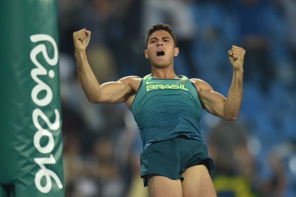 Thiago Braz da Silva lors de l'épreuve de saut à la perche, à Rio le 15 août 2016