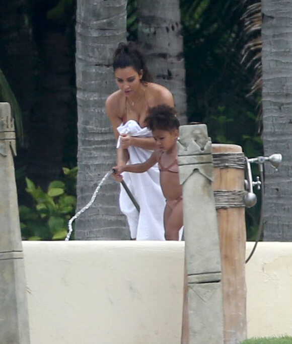 Kim Kardashian en maillot de bain s'amuse avec ses enfants North et Saint West lors de ses vacances à Puerto Vallarta au Mexique, le 18 août 2016