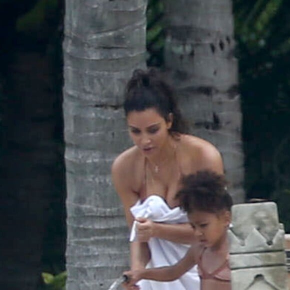 Kim Kardashian en maillot de bain s'amuse avec ses enfants North et Saint West lors de ses vacances à Puerto Vallarta au Mexique, le 18 août 2016