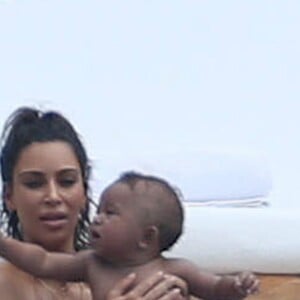 Kim Kardashian en maillot de bain s'amuse avec ses enfants North et Saint West lors de ses vacances à Puerto Vallarta au Mexique, le 18 août 2016