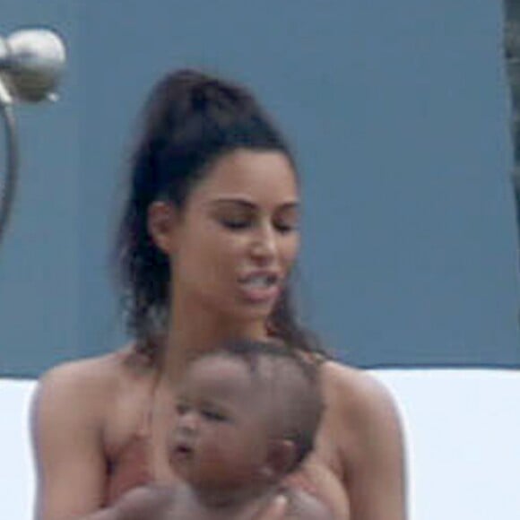 Kim Kardashian en maillot de bain s'amuse avec ses enfants North et Saint West lors de ses vacances à Puerto Vallarta au Mexique, le 18 août 2016