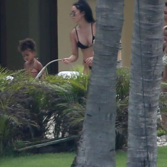 Kim Kardashian en maillot de bain s'amuse avec ses enfants North et Saint West lors de ses vacances à Puerto Vallarta au Mexique, le 18 août 2016