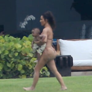 Kim Kardashian en maillot de bain s'amuse avec ses enfants North et Saint West lors de ses vacances à Puerto Vallarta au Mexique, le 18 août 2016