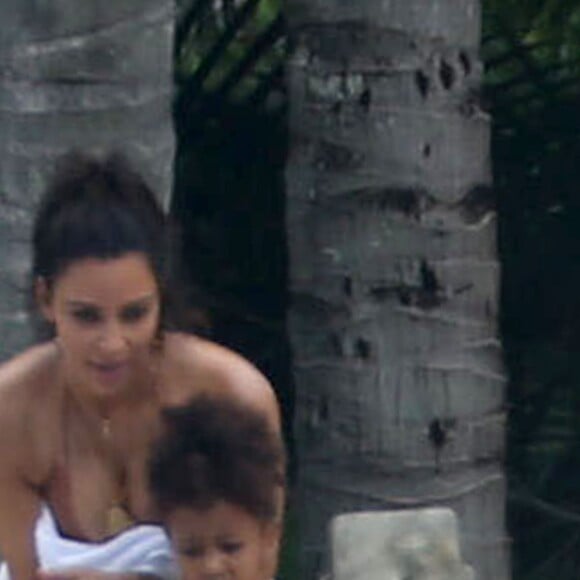 Kim Kardashian en maillot de bain s'amuse avec ses enfants North et Saint West lors de ses vacances à Puerto Vallarta au Mexique, le 18 août 2016