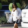 Kim Kardashian vêtue d'une chemise blanche et d'un short noir aux studios de Westlake le 12 aout 2016.