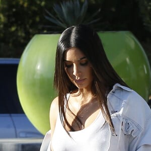 Kim Kardashian vêtue d'une chemise blanche et d'un short noir aux studios de Westlake le 12 aout 2016.