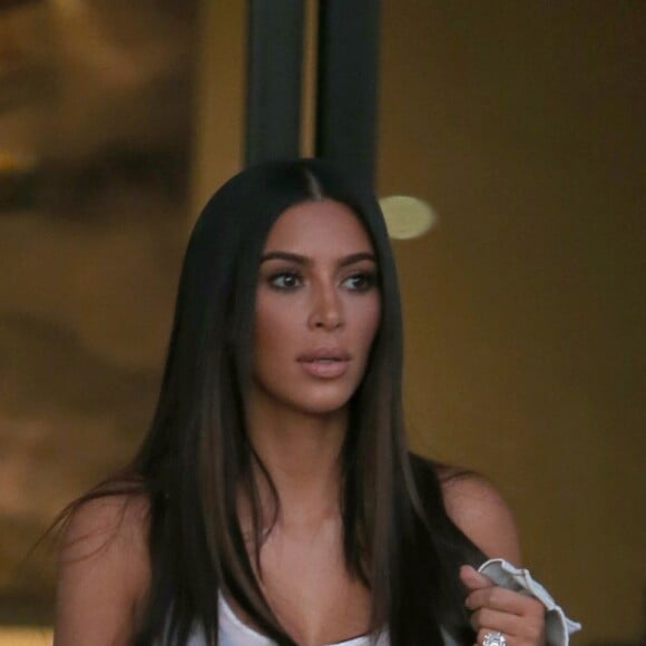 Kim Kardashian vêtue d'une chemise blanche et d'un short noir aux studios de Westlake le 12 aout 2016.