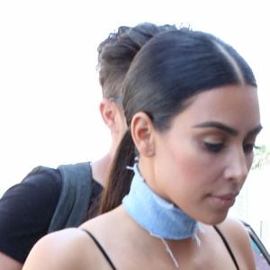 Kim Kardashian fait du shopping chez Revolve Clothing Store à West Hollywood. Kim porte un collier en jean bleu! Le 10 août 2016