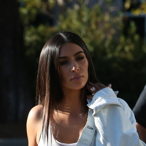 Kim Kardashian vêtue d'une chemise blanche et d'un short noir aux studios de Westlake le 12 aout 2016.