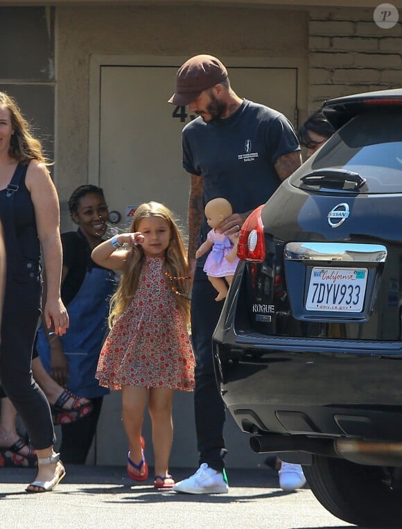 Exclusif - David Beckham et sa fille Harper se promènent à Los Angeles le 5 aout 2016.