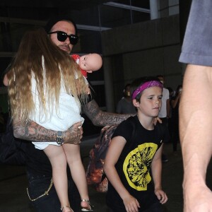 David Beckham avec Harper Beckham et Cruz Beckham arrivent à l'aéroport de LAX à Los Angeles, Californie, Etats-Unis, le 11 juillet 2016