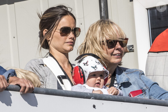 Le prince Alexander de Suède, 4 mois, dans les bras de sa maman la princesse Sofia lors d'une course du prince Carl Philip en STCC à Karlskoga le 14 août 2016.