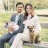 Le prince Alexander de Suède et ses parents le prince Carl Philip et la princesse Sofia ainsi que leur chien Siri après sa naissance en avril 2016. © Erika Gerdemark / Kungahuset.se