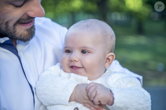 Le prince Alexander de Suède dans les bras de son père le prince Carl Philip, août 2016, avant son baptême le 9 septembre à Stockholm. © Kate Gabor / Kungahuset.se