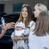 Le prince Alexander de Suède, 4 mois, dans les bras de sa maman la princesse Sofia lors d'une course du prince Carl Philip en STCC à Karlskoga le 14 août 2016.