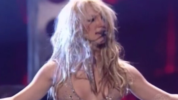 Britney Spears interprète "I Can't Get No) Satisfaction" et "Oops! I Did It Again" lors des MTV Video Music Awards en 2000.