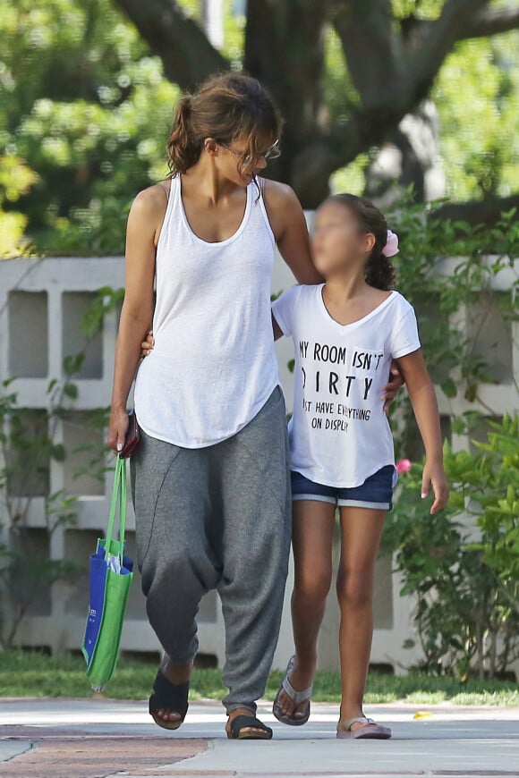 Exclusif - Halle Berry et sa fille Nahla se promènent à Los Angeles, le 12 juillet 2016.