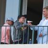 Exclusif - Britney Spears et ses fils Sean et Jaden lancent des avions en papier depuis le balcon de leur hôtel lors de leurs vacances à Hawaii, le 7 août 2016.