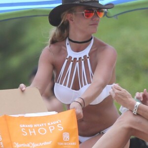 Britney Spears se relaxe sur une plage de Hawaï avec ses enfants Sean and Jaden à Hawaï le 5 aout 2016.