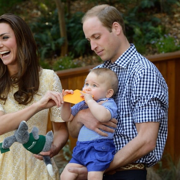 Le prince George de Cambridge avec ses parents le prince William et la duchesse Catherine au zoo de Taronga à Sydney le 20 avril 2014 lors de leur tournée officielle en Australie.