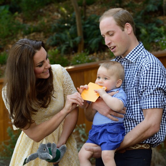 Le prince George de Cambridge avec ses parents le prince William et la duchesse Catherine au zoo de Taronga à Sydney le 20 avril 2014 lors de leur tournée officielle en Australie.