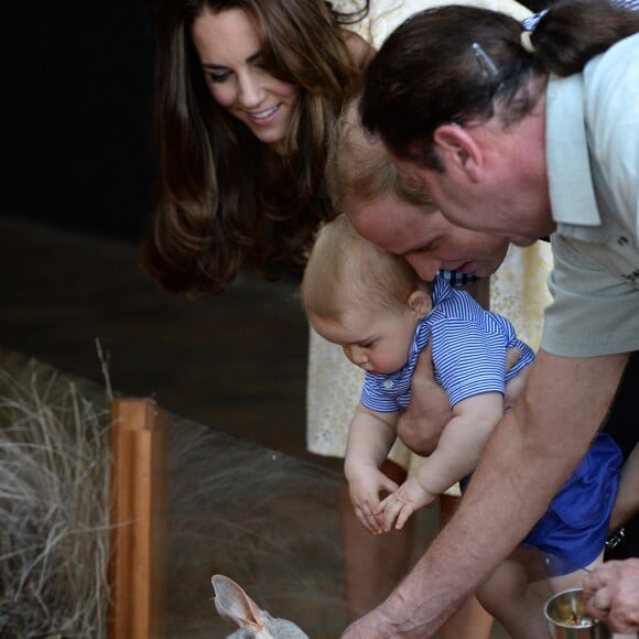 Le prince George de Cambridge avec ses parents le prince William et la duchesse Catherine au zoo de Taronga à Sydney le 20 avril 2014 lors de leur tournée officielle en Australie.