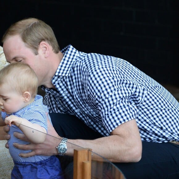 Le prince George de Cambridge avec ses parents le prince William et la duchesse Catherine au zoo de Taronga à Sydney le 20 avril 2014 lors de leur tournée officielle en Australie.