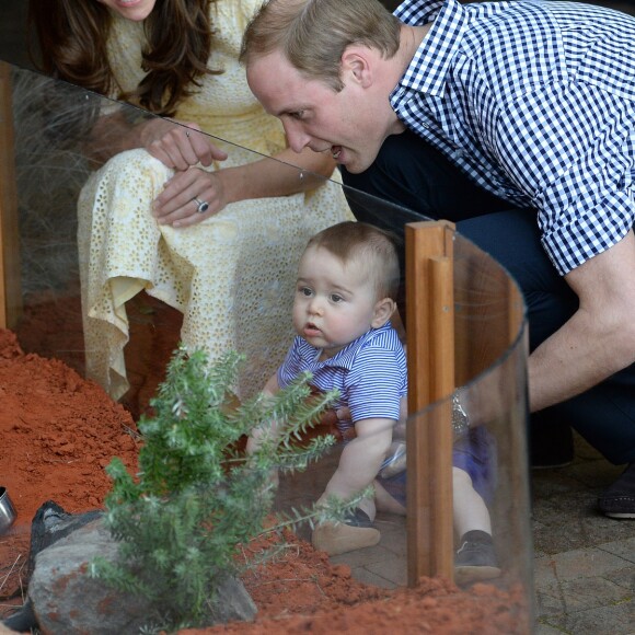 Le prince George de Cambridge avec ses parents le prince William et la duchesse Catherine au zoo de Taronga à Sydney le 20 avril 2014 lors de leur tournée officielle en Australie.