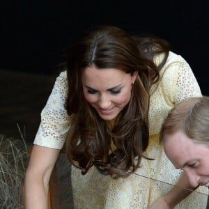 Le prince George de Cambridge avec ses parents le prince William et la duchesse Catherine au zoo de Taronga à Sydney le 20 avril 2014 lors de leur tournée officielle en Australie.