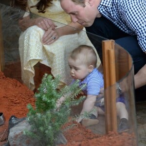 Le prince George de Cambridge avec ses parents le prince William et la duchesse Catherine au zoo de Taronga à Sydney le 20 avril 2014 lors de leur tournée officielle en Australie.