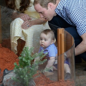 Le prince George de Cambridge avec ses parents le prince William et la duchesse Catherine au zoo de Taronga à Sydney le 20 avril 2014 lors de leur tournée officielle en Australie.