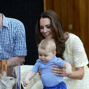 Le prince George de Cambridge avec ses parents le prince William et la duchesse Catherine au zoo de Taronga à Sydney le 20 avril 2014 lors de leur tournée officielle en Australie.