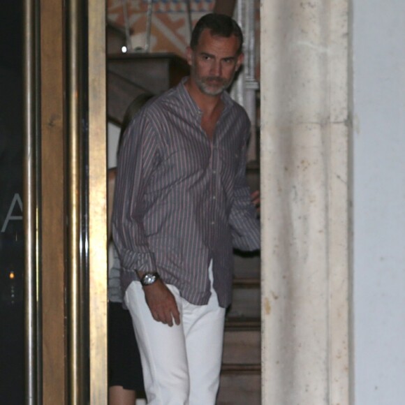 Le roi Felipe VI et la reine Letizia d'Espagne quittent La Llonja del Mar, un de leurs restaurants favoris, le 23 août 2016 à Madrid. Ils ont dîné en amoureux après être allés voir le film Everybody Wants Some!! dans un cinéma voisin.